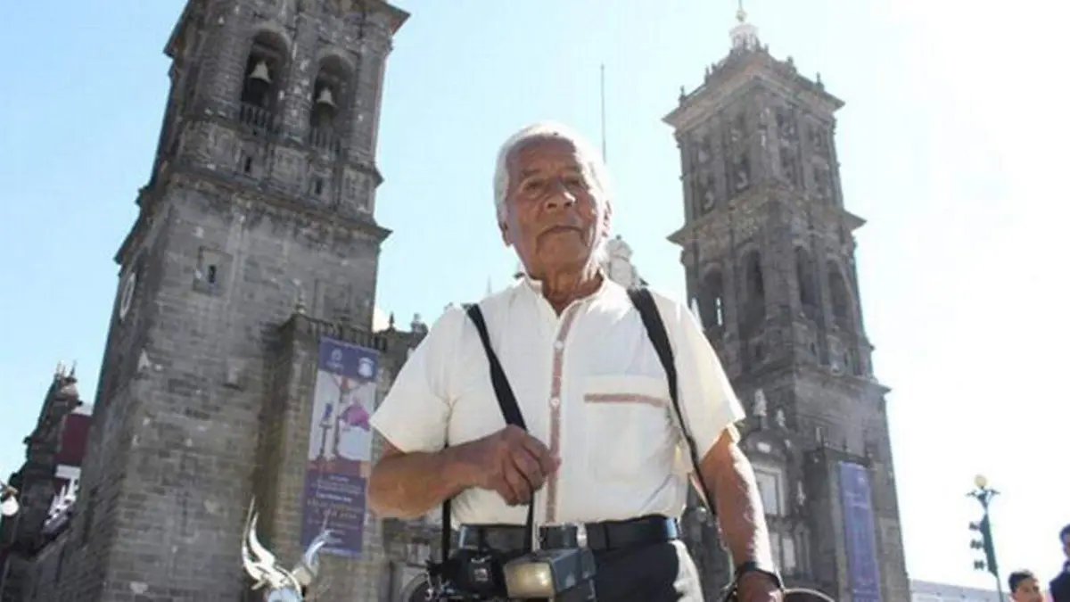 Este popular hombre de la tercera edad es conocido por ubicarse en la Catedral de Puebla con una pequeña cámara fotográfica